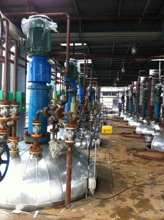 大型生產(chǎn)用壓力反應(yīng)釜（閉式）